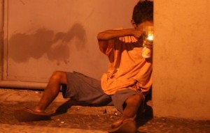 PERIGO: CRIANÇAS E ADOLESCENTES VICIADOS EM DROGAS VIVENDO NAS RUAS. O QUE FAZER?